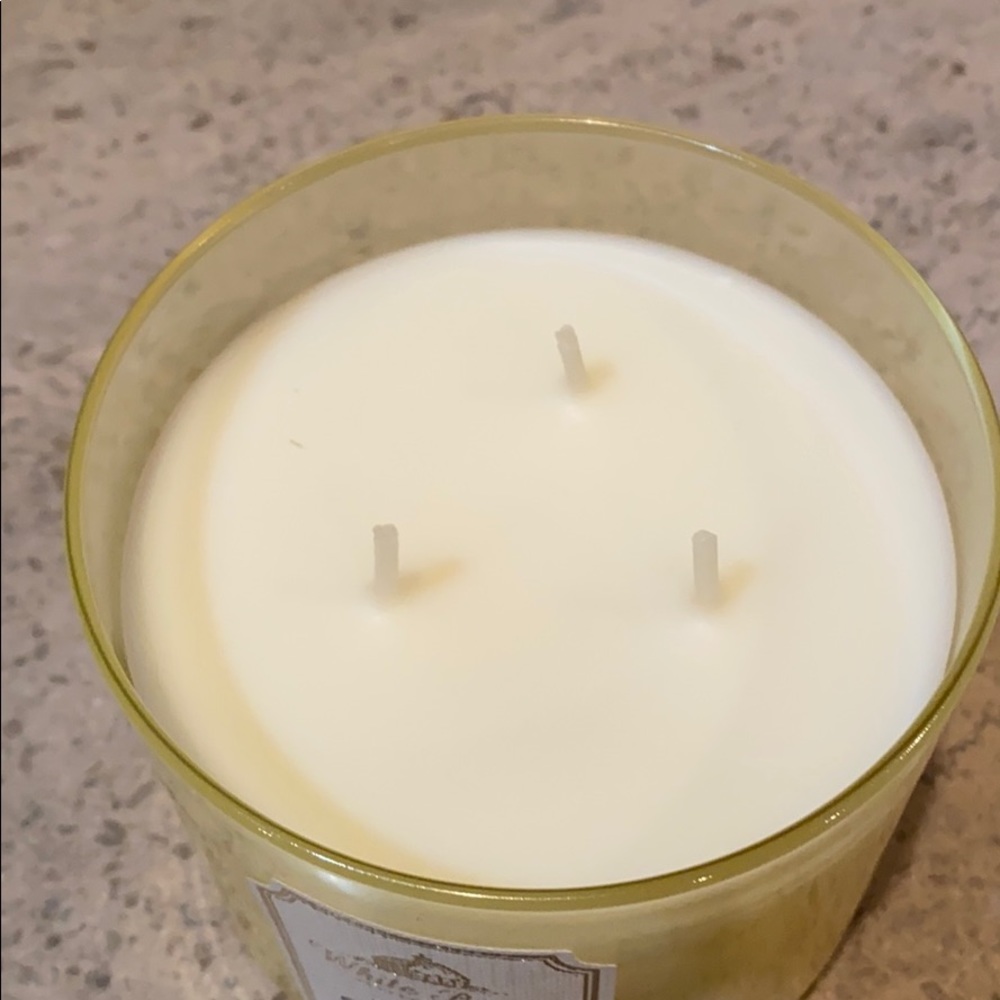 Host Pick: Bath & Body Works White Barn Candle - Picture 8 of 8